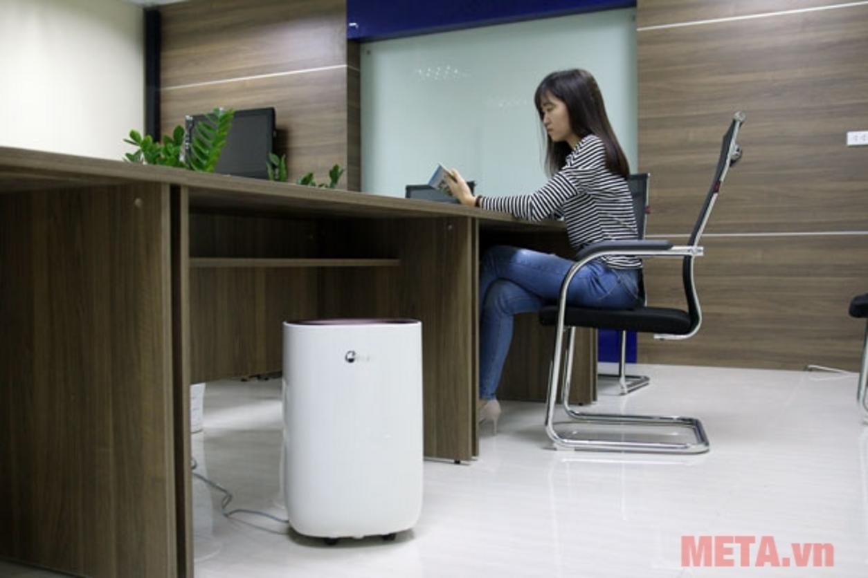 Bình chứa 2.6 lít và hẹn giờ 1–24 giờ giúp dùng máy thuận tiện hơn.