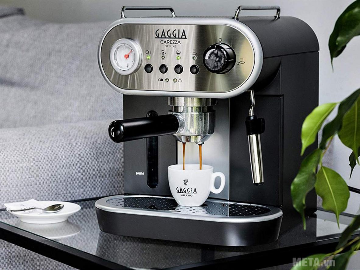 Bộ tính năng của Gaggia Carezza Deluxe tập trung vào chiết xuất ổn định, dễ dùng và đánh sữa tiện lợi.
