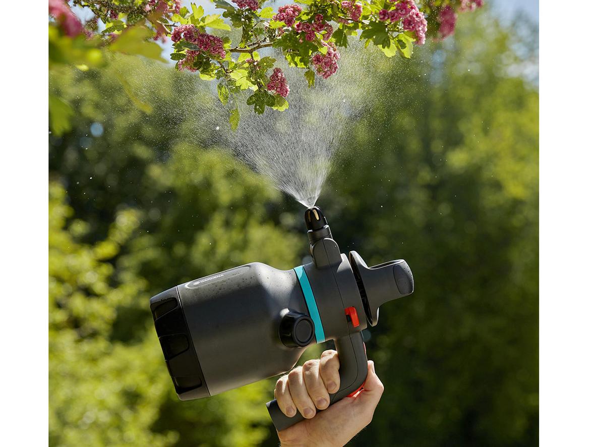 Đầu vòi đồng bền chắc, xoay 90° để tưới vào vị trí khó tiếp cận.