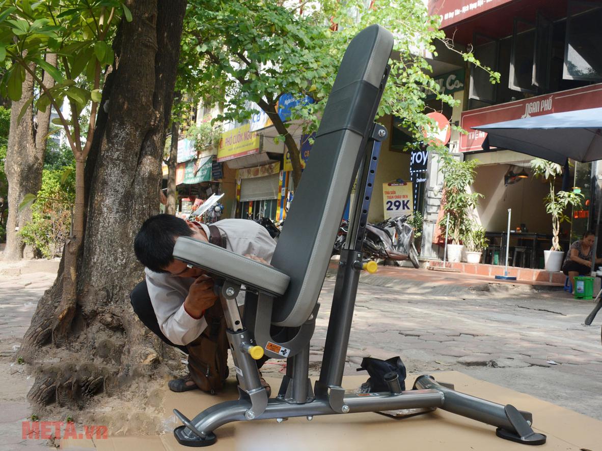 Lưng ghế chỉnh 0–90 độ giúp đổi bài nhanh và tối ưu nhiều bài tập.