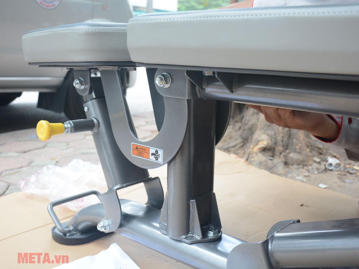 Đệm dày, bọc da cao cấp giúp tập thoải mái và ổn định hơn.