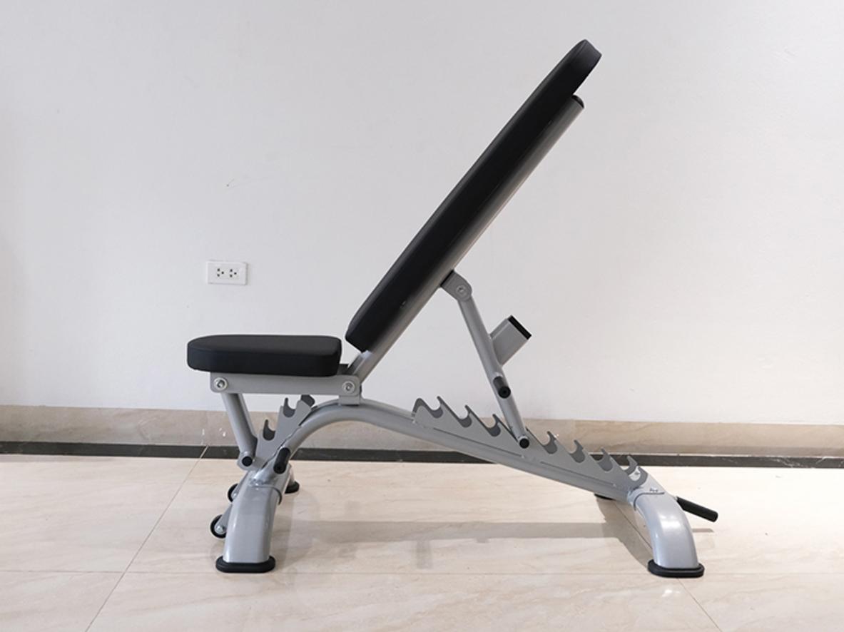 Tải trọng công bố 600kg giúp ghế đầm chắc khi tập nặng.