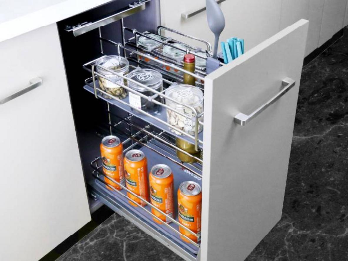 Thiết kế âm tủ giúp dao, thớt và gia vị được sắp xếp gọn trong một khoang lưu trữ.