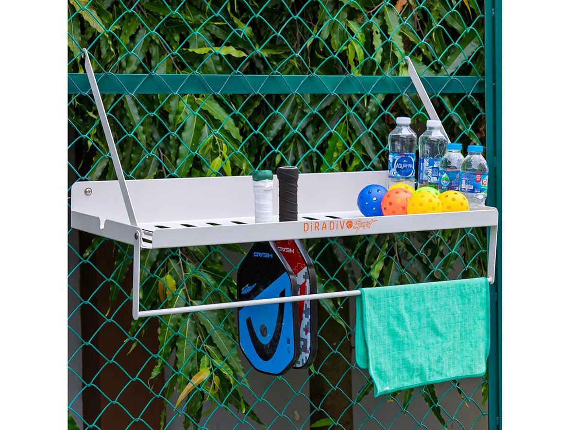 Giá treo đồ tập Pickleball đa năng KT-151007 giúp khu vực sân tập gọn gàng và chuyên nghiệp hơn.