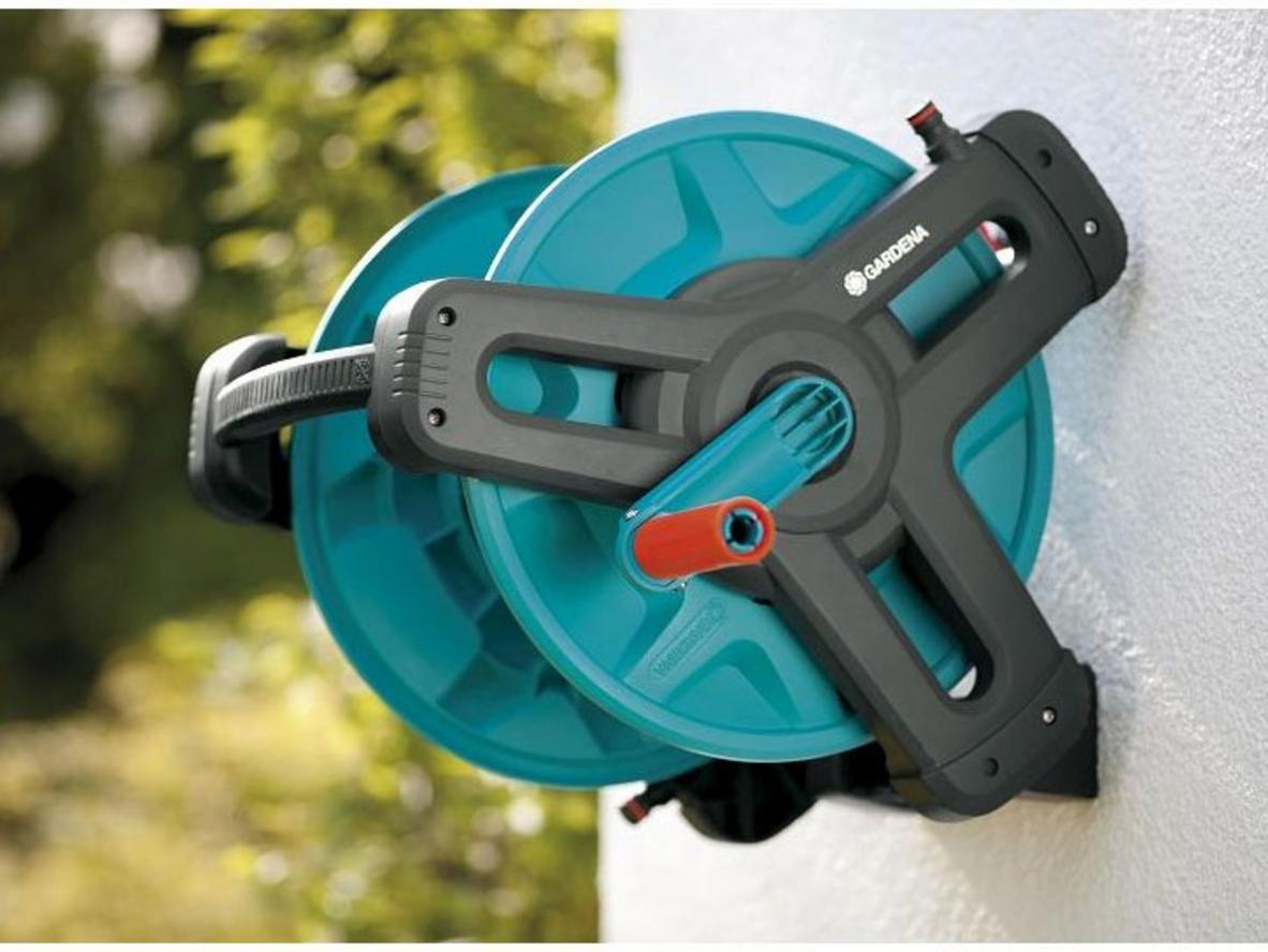 Lắp cố định bằng vít giúp giá treo Gardena chắc chắn và gọn sân vườn.