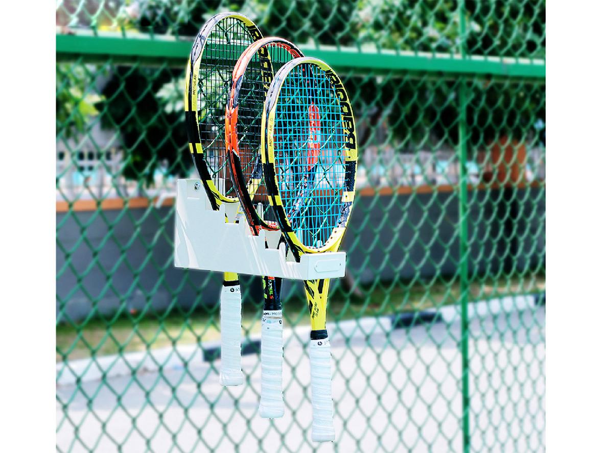 Giá treo vợt tennis P-105 treo gọn 6 vợt trên lưới B40, phù hợp sân tennis và cửa hàng thể thao.