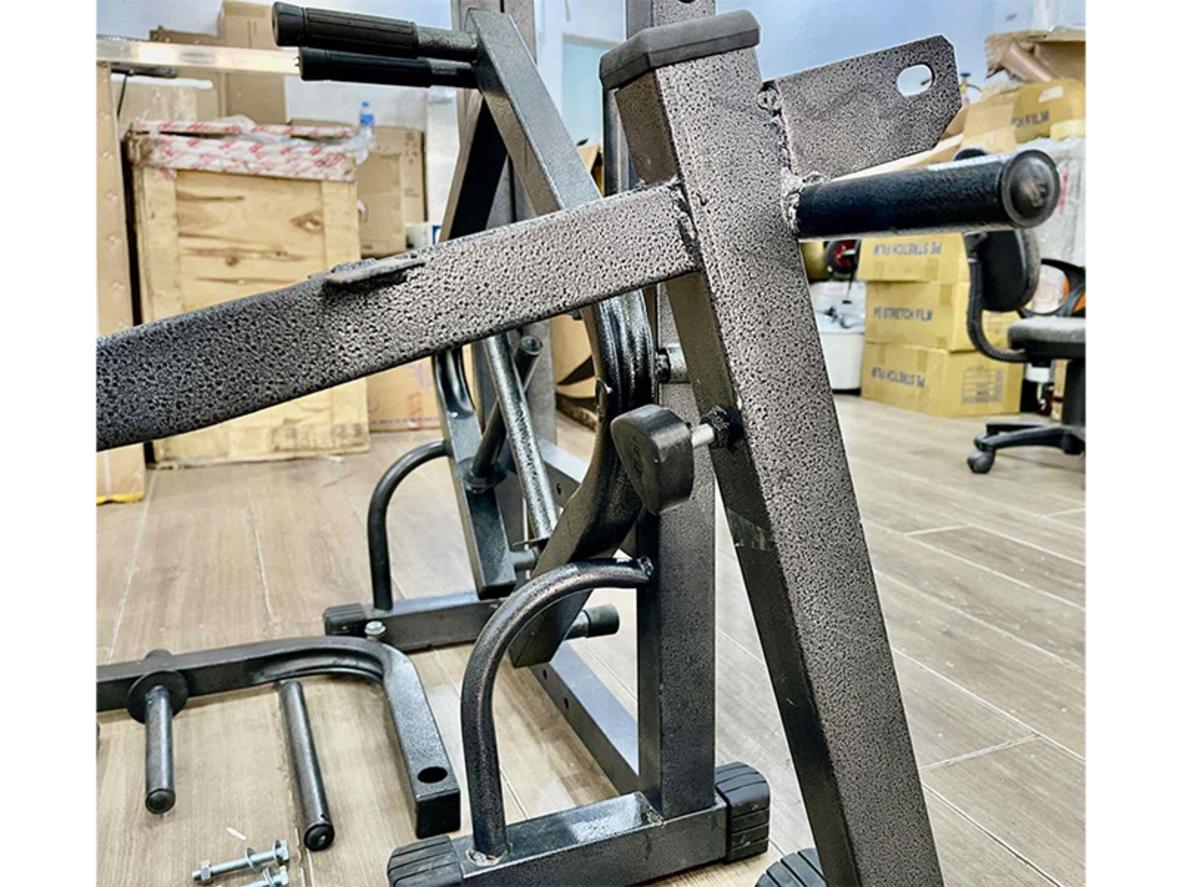 Khung sắt hộp 40mm x 40mm và thiết kế gọn giúp G305 phù hợp home gym.