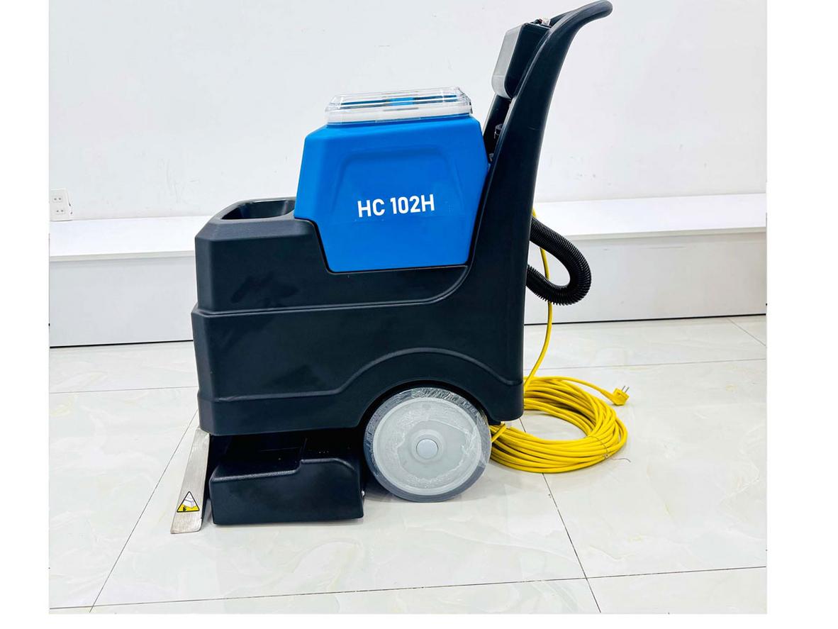 Cơ chế chà - phun - hút và nước nóng giúp làm sạch sâu, khô nhanh.
