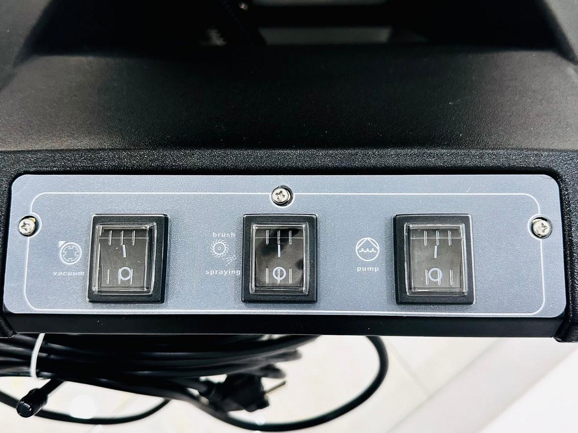Hút kép 2.000W giúp thu hồi nước bẩn nhanh và thảm khô ráo hơn.