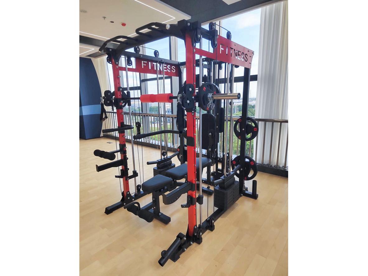 Khung Smith HQ K12 giúp tập đẩy, squat an toàn hơn và vững hơn khi lên tải cao.
