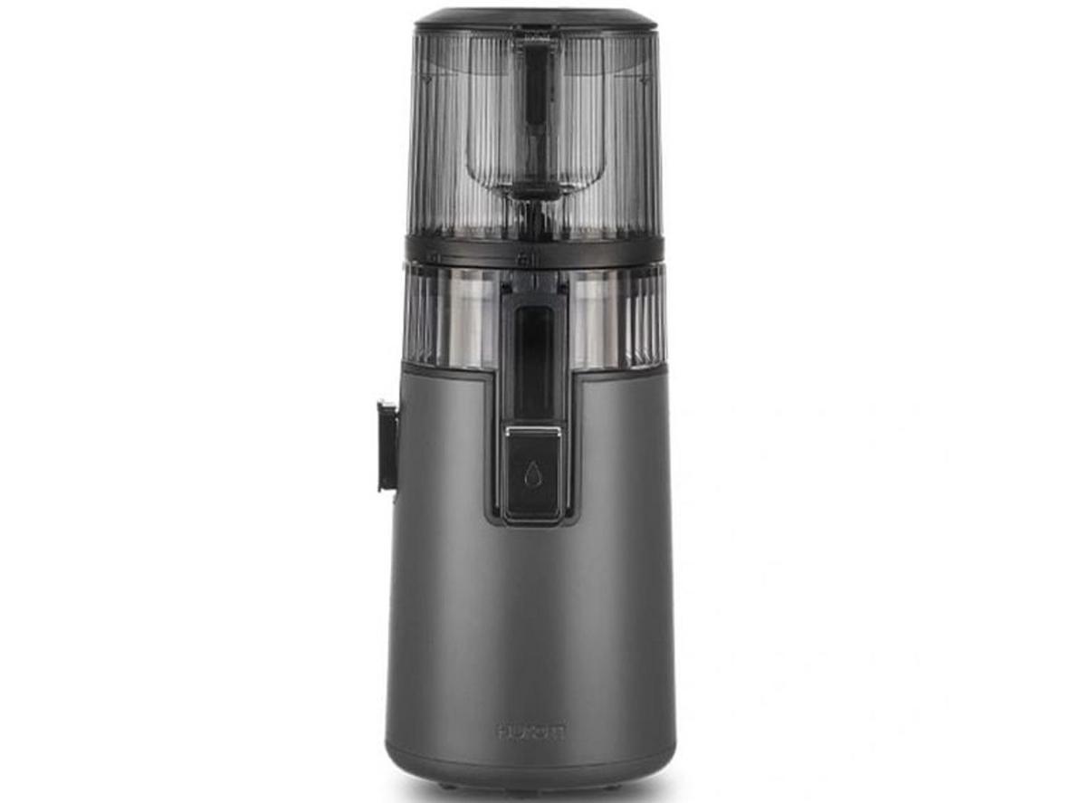 Miệng nạp 130mm giúp ép nguyên trái tiện hơn.