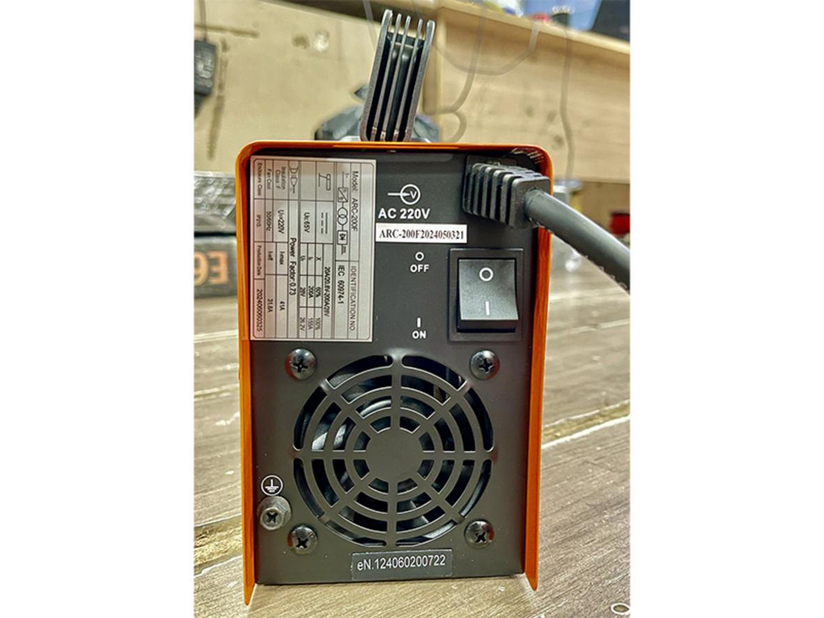 Công nghệ inverter IGBT giúp máy hàn ARC-200F ổn định và tiết kiệm điện hơn.