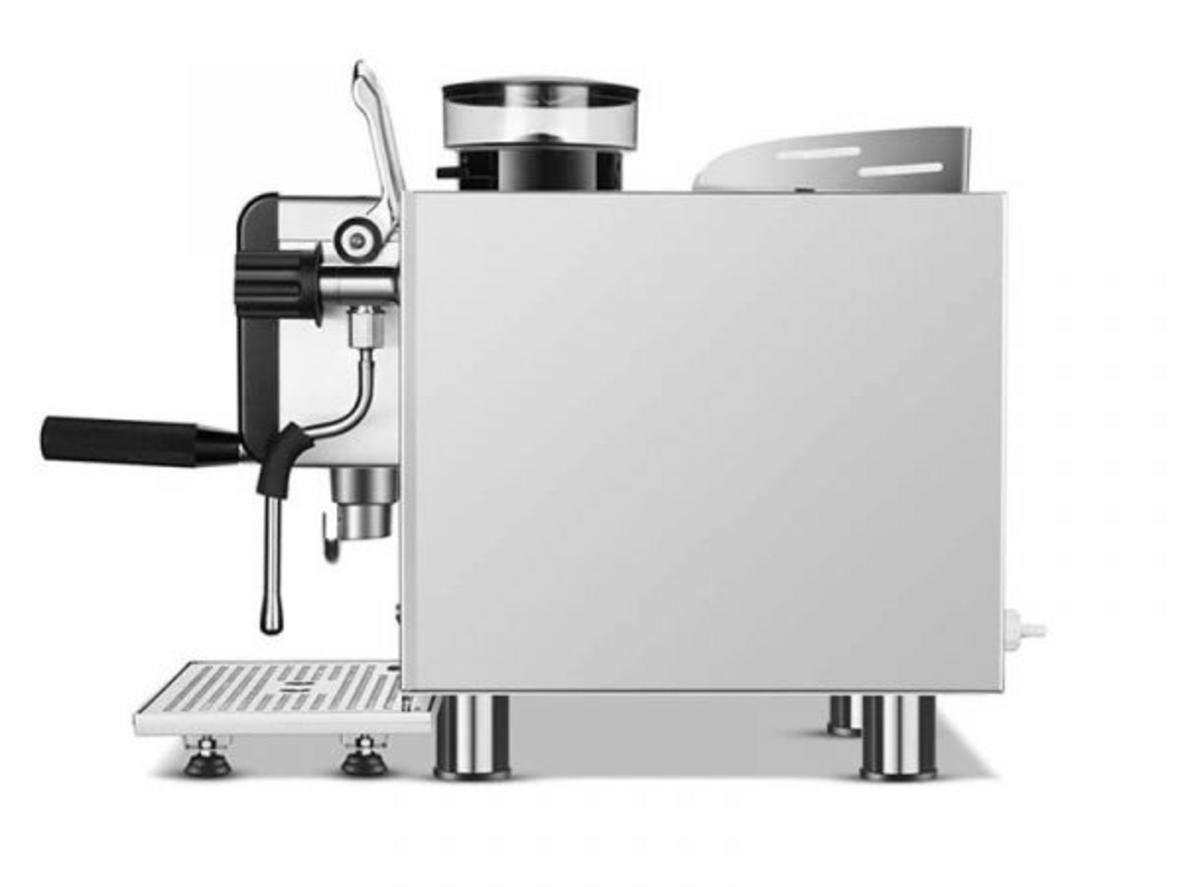 Bình nước 3.5 lít giúp giảm tần suất châm nước khi dùng liên tục.
