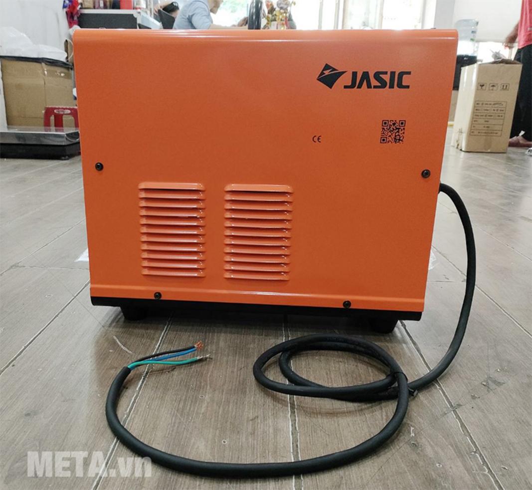 Công suất 9.2 kVA và dòng 250A hỗ trợ hàn cường độ cao.