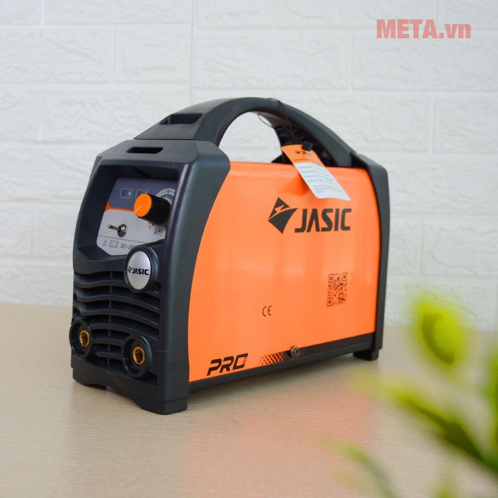 Nguồn 220V dân dụng giúp máy dễ triển khai ở nhà và xưởng nhỏ.