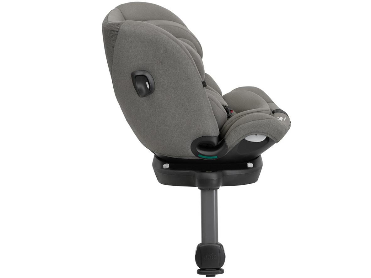 Xoay 360 độ giúp việc đưa bé vào ghế dễ hơn và giảm thao tác khó cho bố mẹ.