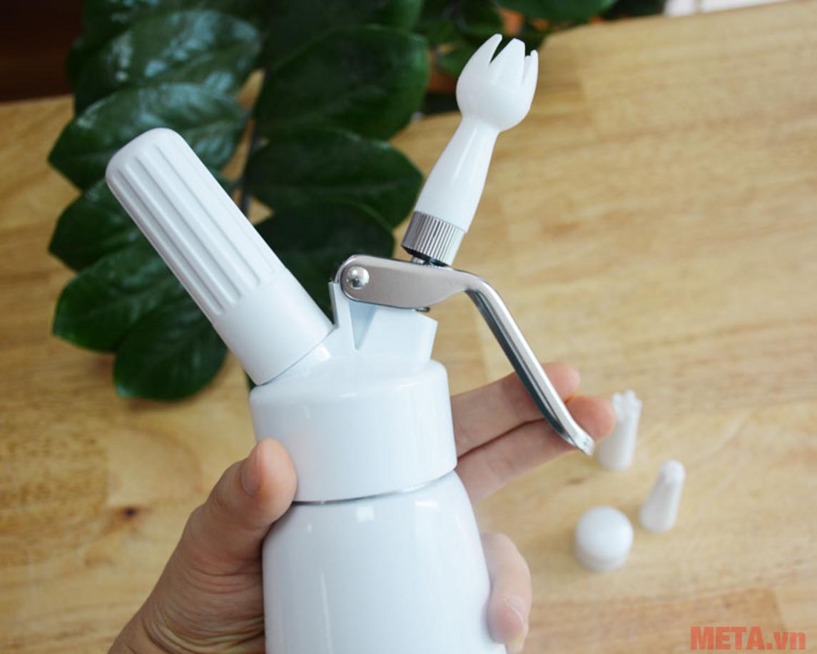 Gas N2O hỗ trợ tạo lớp kem mịn, đứng form và dễ trang trí.