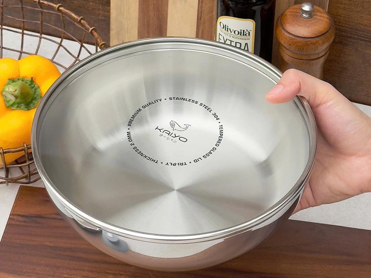 Inox 430 ở lớp ngoài giúp nồi bắt từ tốt, dùng linh hoạt trên nhiều loại bếp.