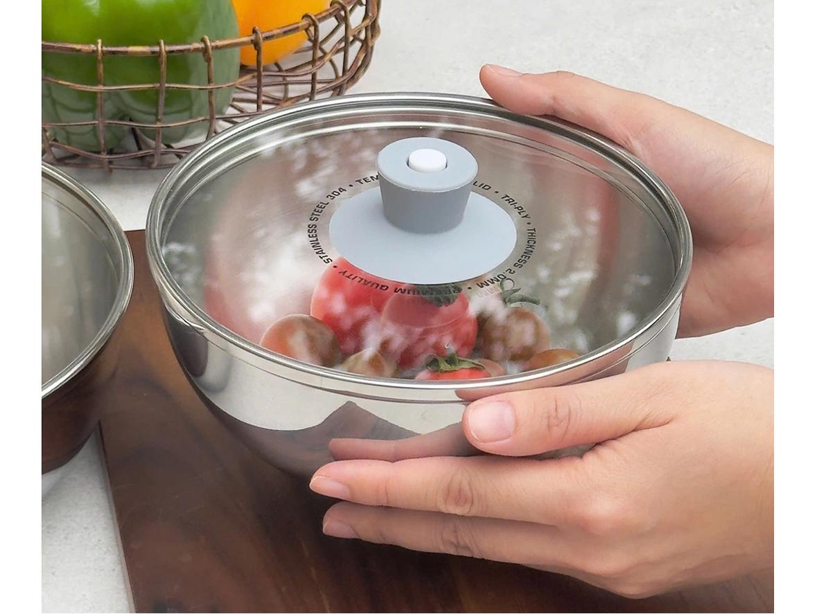 Thiết kế không quai cầm giúp xếp chồng gọn, tiết kiệm diện tích cất trữ.