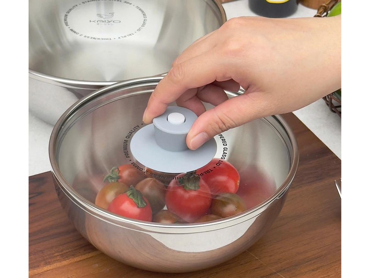Bộ 2 size 16cm và 20cm đáp ứng tốt nhu cầu nấu và đựng hằng ngày.