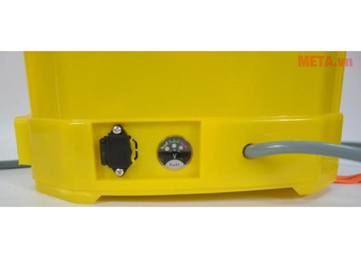Bình chứa 16 lít giúp giảm số lần nạp lại khi phun diện tích lớn.