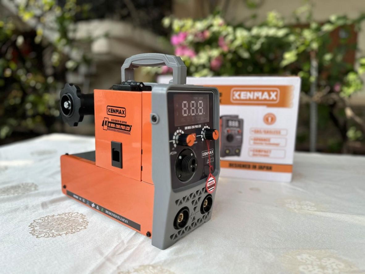 LCD giúp theo dõi và chỉnh thông số dễ hơn.