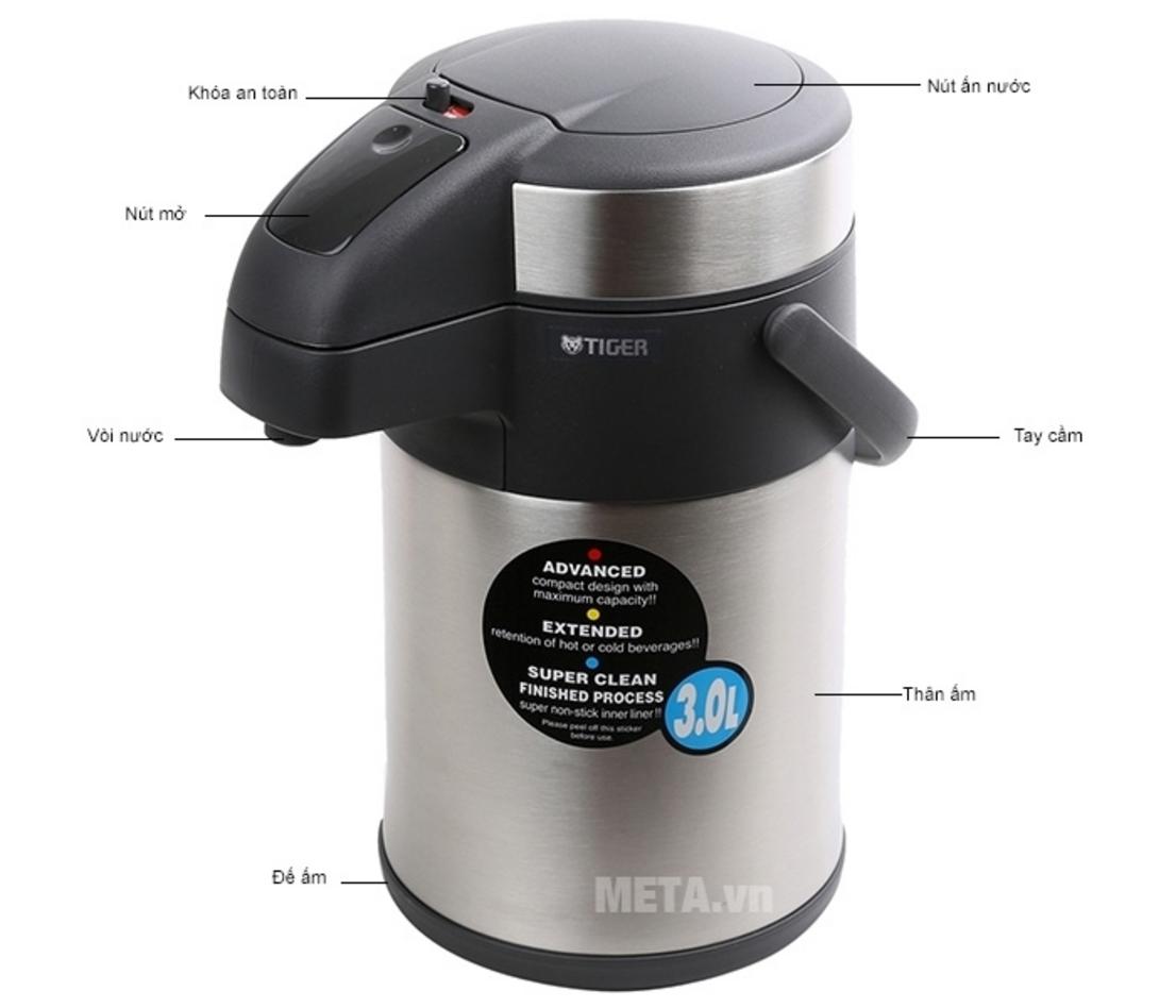 Khóa an toàn và đế xoay 360 độ giúp thao tác rót nước tiện lợi hơn.