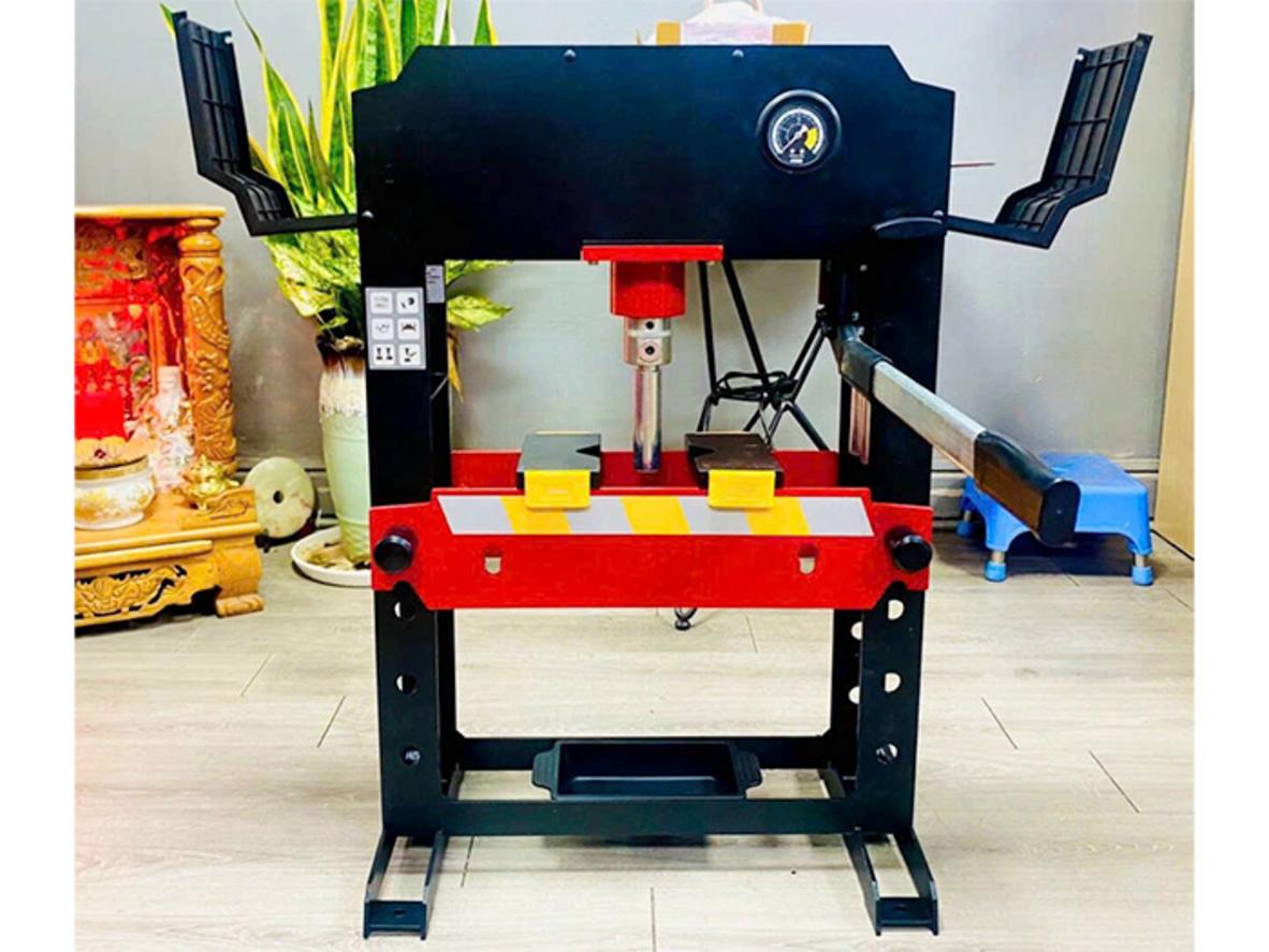 Khung chữ H giúp máy ổn định khi ép tải lớn.