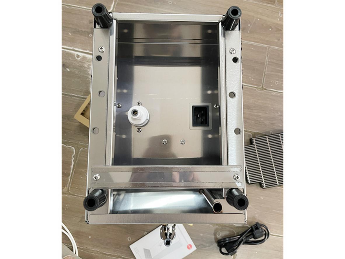 Thiết kế gọn giúp Marco MT BOILER 8 dễ bố trí trên quầy hẹp.