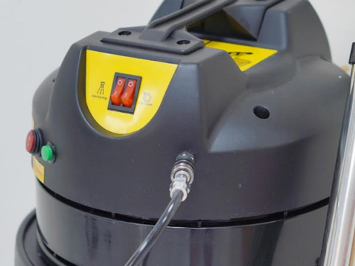 Dung tích lớn và dây 8m giúp vận hành liên tục, linh hoạt hơn.