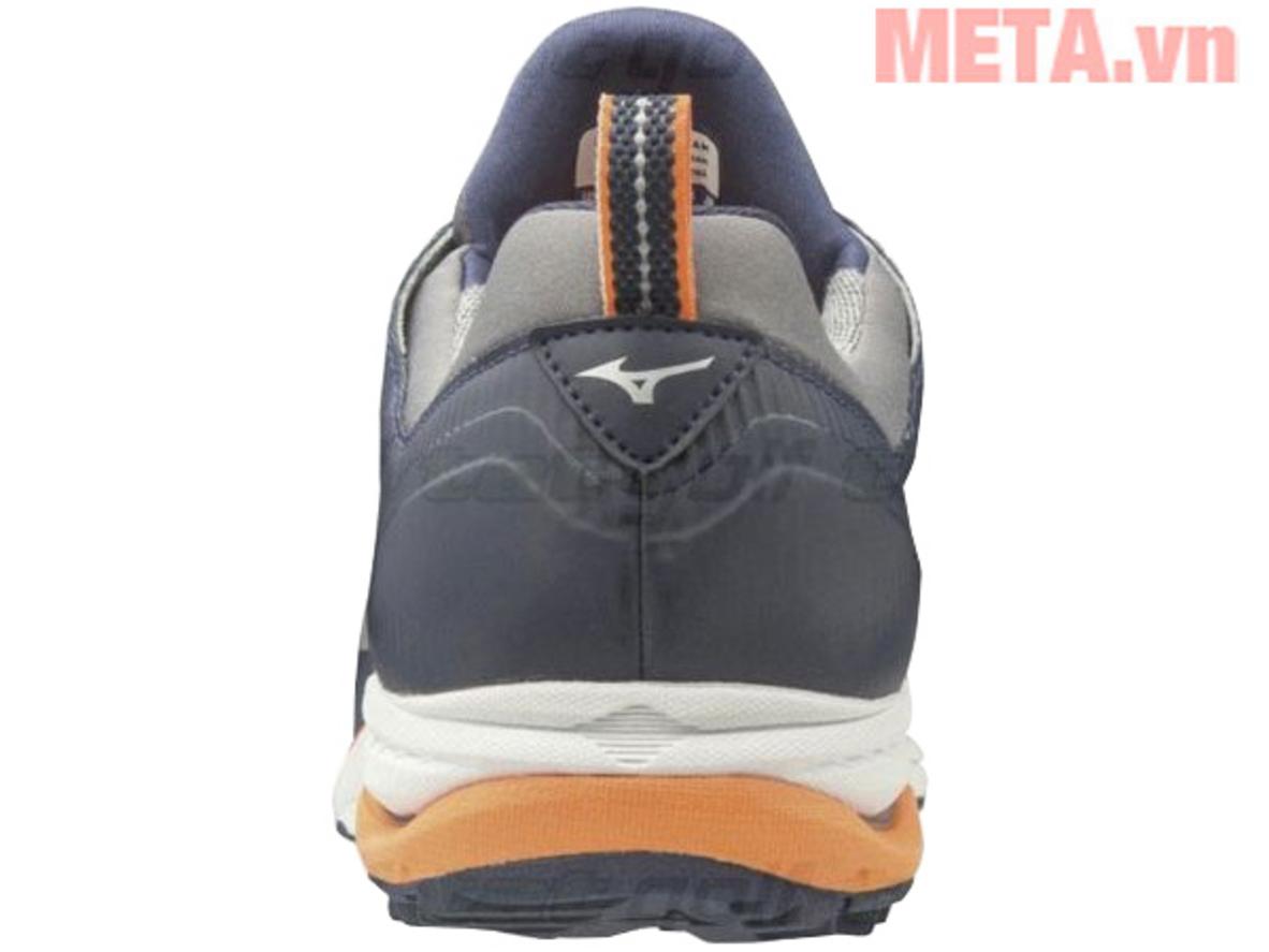 Kuraray upper và khả năng chống nước 20.000mm phù hợp thời tiết ẩm mưa bất chợt.