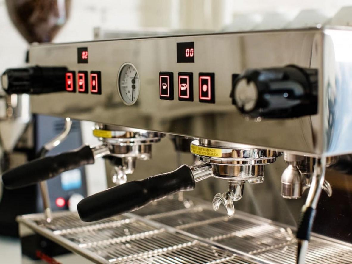 Thép không gỉ mang lại độ bền và diện mạo cao cấp cho quầy pha