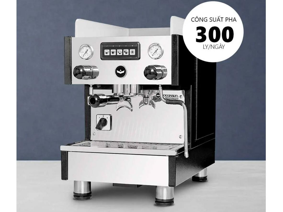 Boiler 4,5 lít giúp tạo hơi ổn định cho espresso và cappuccino.