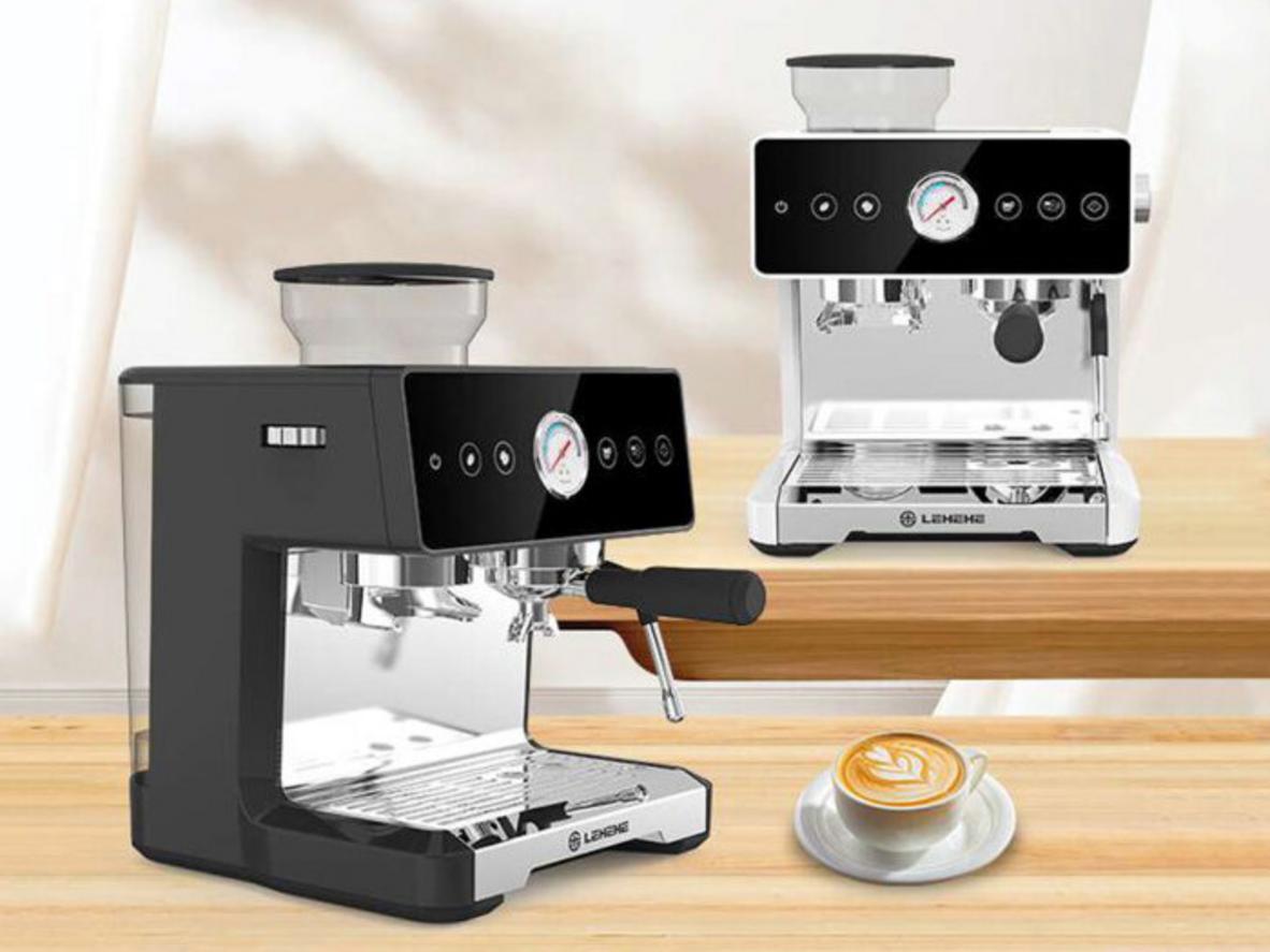 Thiết kế tích hợp xay và pha giúp Lehehe 7100 tiết kiệm diện tích quầy.