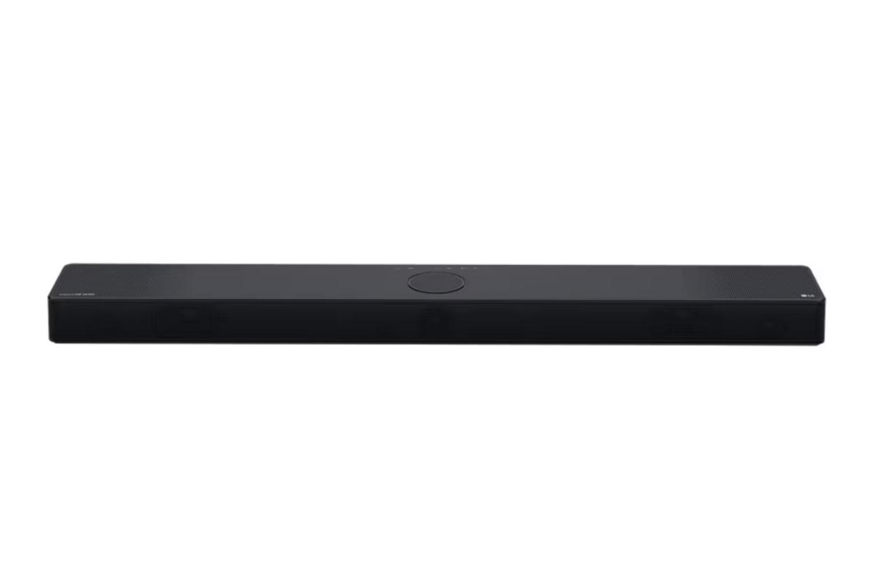 Subwoofer thùng gỗ hỗ trợ bass chắc và ấm.