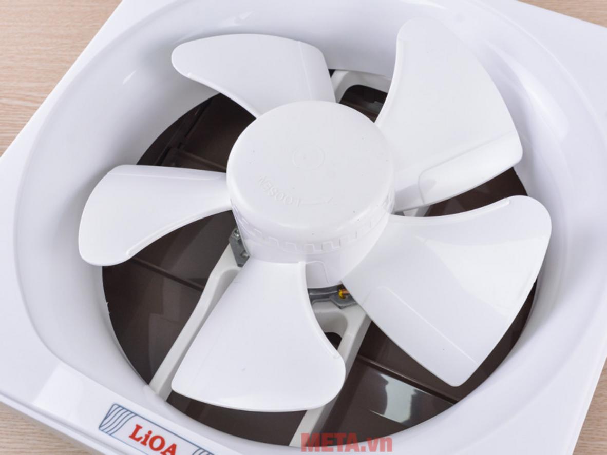 Lỗ cắt 300 mm x 300 mm giúp lắp đặt quạt gọn và đúng chuẩn.