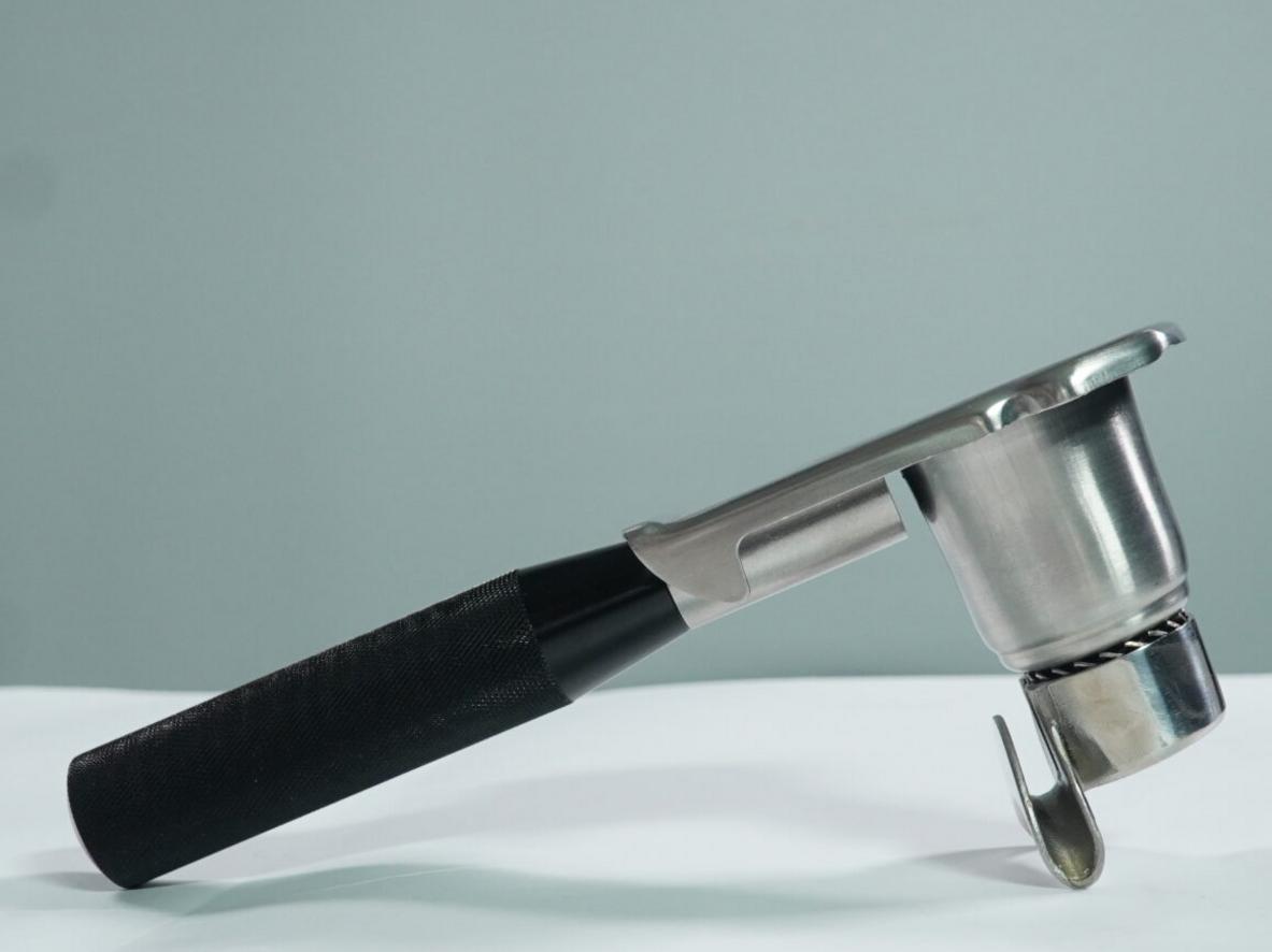 Thiết kế inox và bình nước 3 lít giúp máy gọn, bền và dễ bố trí.