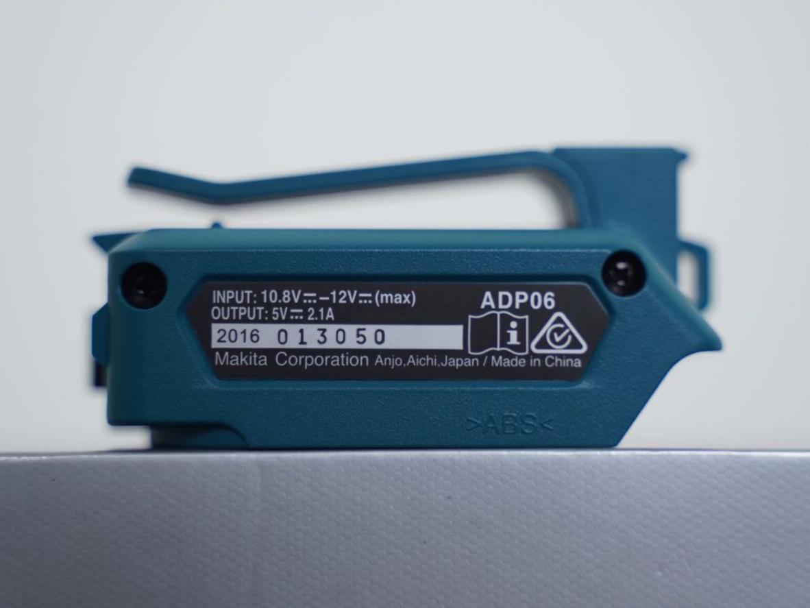 ADP06 có công tắc ON/OFF, nắp bảo vệ và đầu ra USB ổn định.