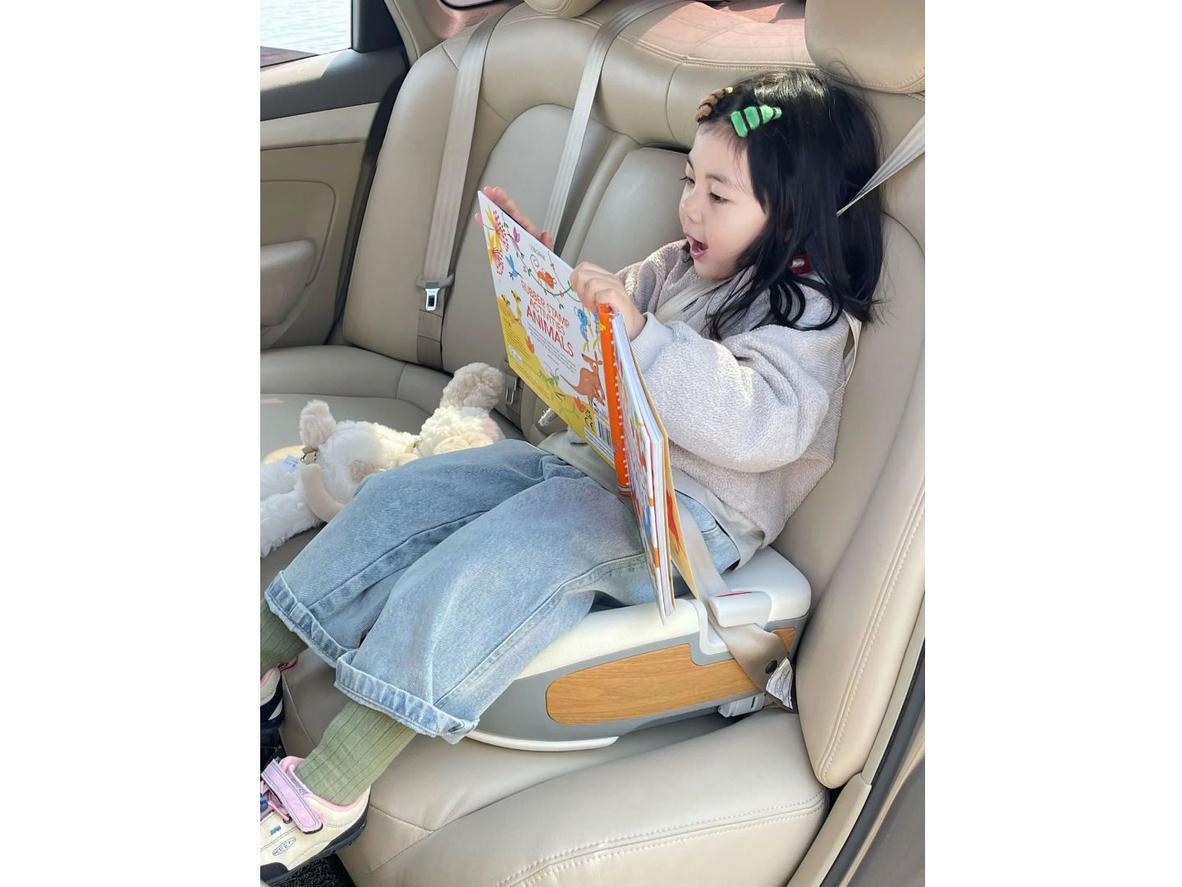 Thiết kế gọn thoáng giúp bé lớn ngồi thoải mái hơn.