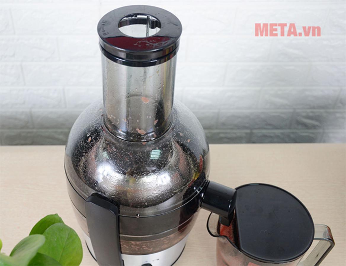 Công suất mạnh và ống tiếp nguyên liệu rộng 75mm giúp ép nhanh hơn.
