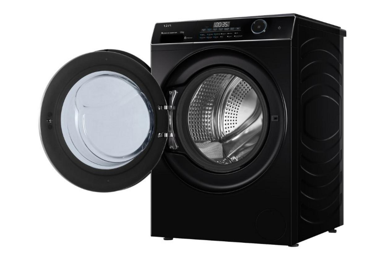 Gia đình đông người sẽ thấy rõ lợi thế của dung tích 12kg và lồng giặt lớn.