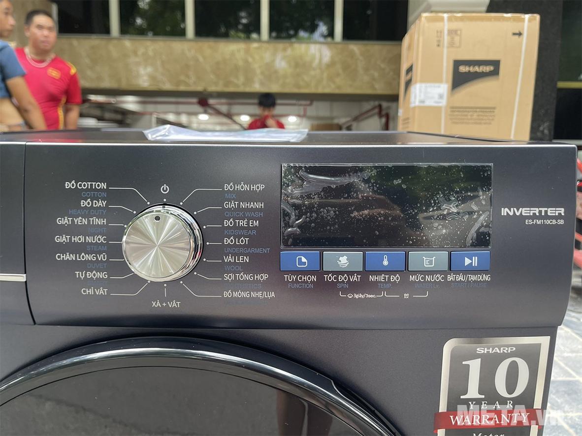Chi tiết vật liệu và bảng điều khiển của Sharp ES-FM110CB-SB.