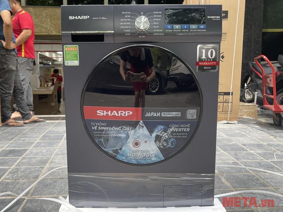 Máy giặt Sharp Inverter 11kg ES-FM110CB-SB phù hợp gia đình đông người, giặt nhiều trong một lần.