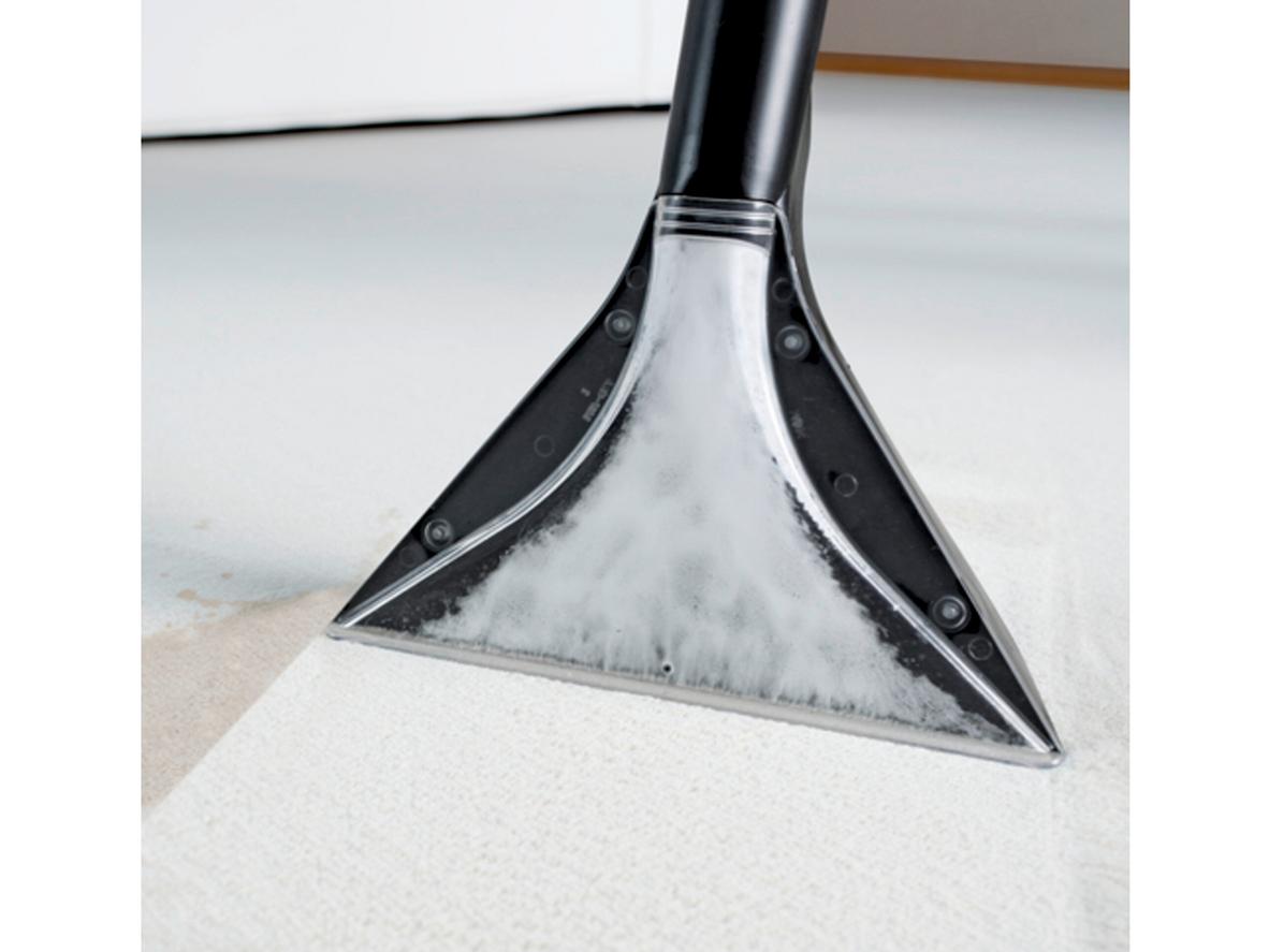 Hiệu quả phun hút 2 trong 1 của Karcher SE 4002 thể hiện rõ trên bề mặt thảm và sofa.