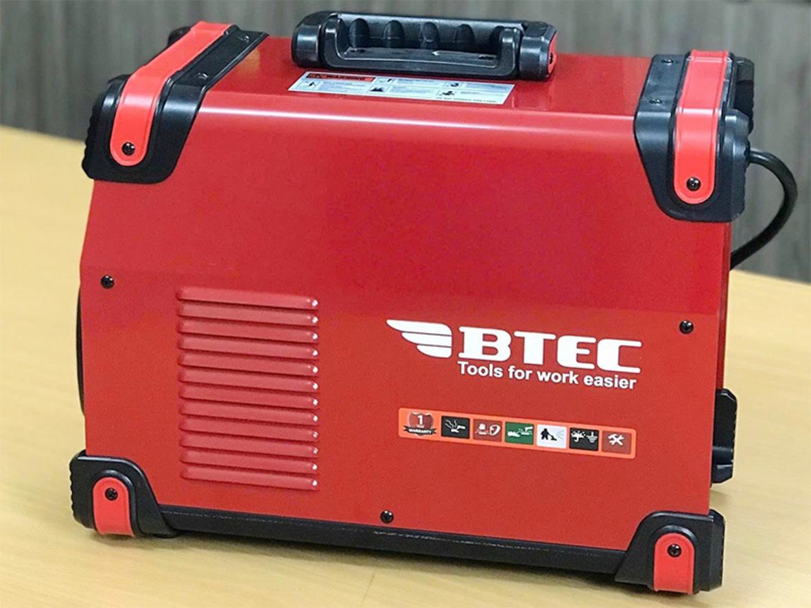Btec MMA 400 phù hợp xưởng cơ khí, cửa sắt và công việc hàn tải nặng.