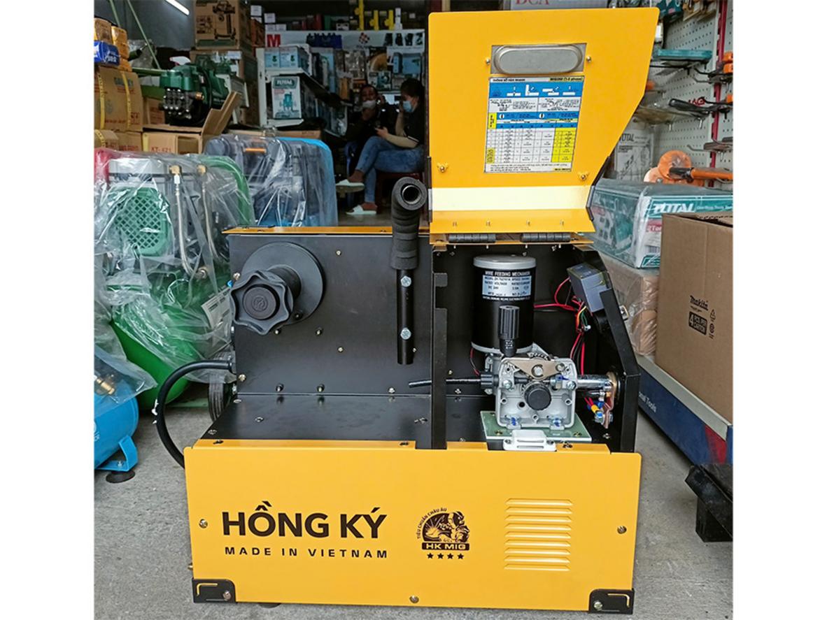 Công suất 10.2 KVA và dòng hàn 100A-250A đáp ứng nhiều bài toán gia công.