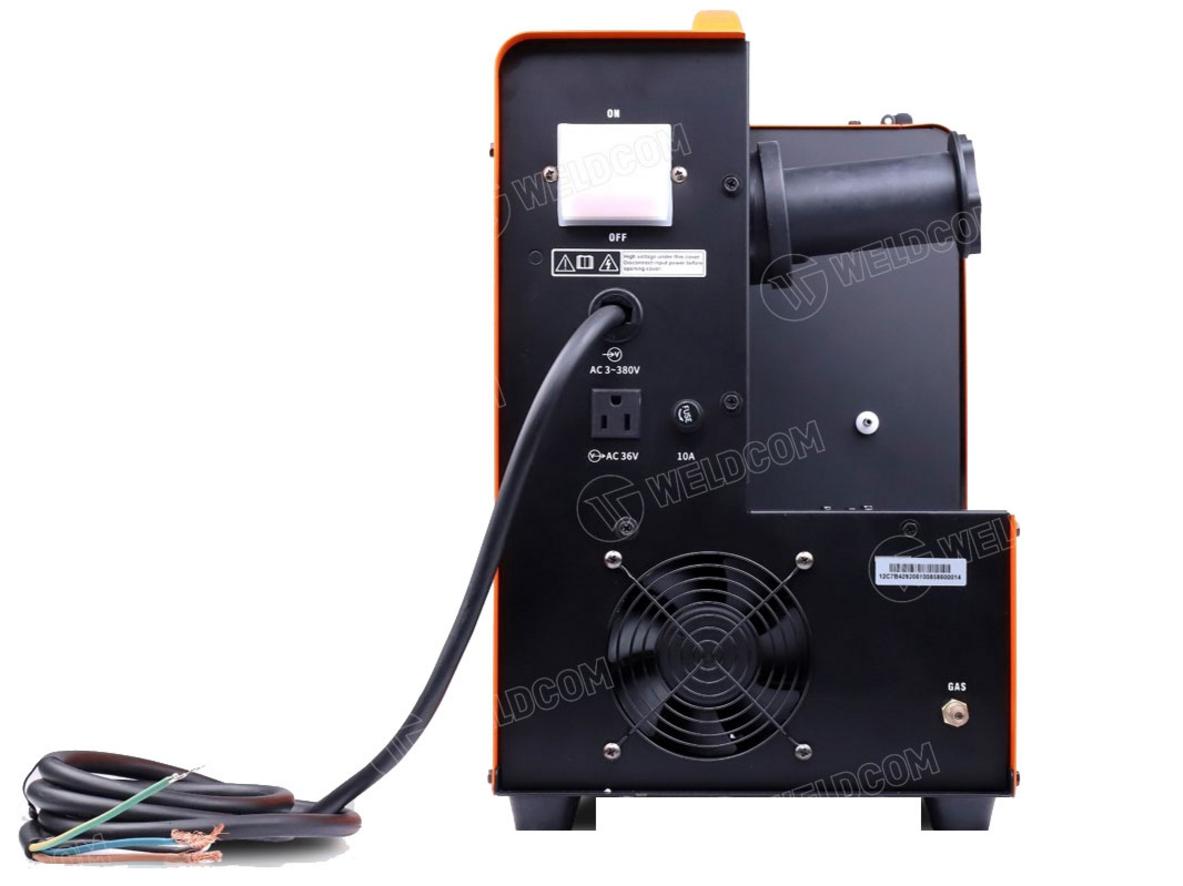 Mặt trước với màn hình LCD và bảng điều khiển kỹ thuật số.