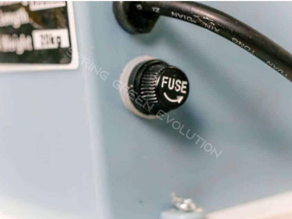 FS01-40 dùng bàn đạp chân để hàn kín miệng túi nhanh và rảnh tay.
