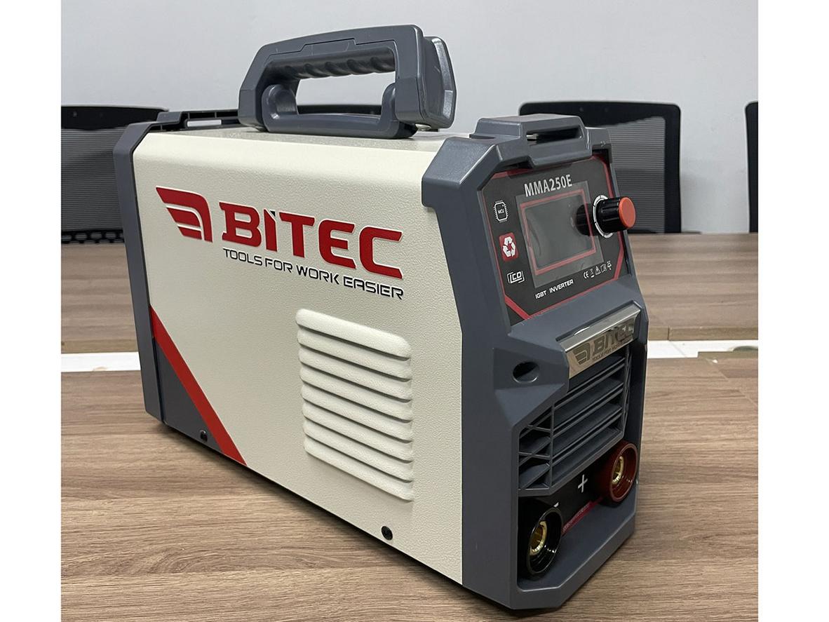 Btec MMA250E đi kèm phụ kiện đầy đủ, tối ưu cho nhu cầu hàn sắt phổ thông.