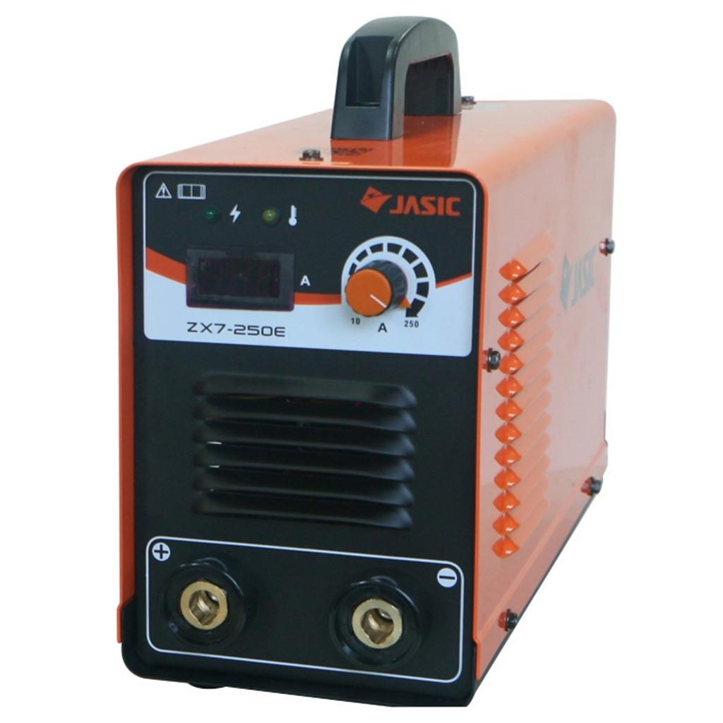 Máy hàn que Jasic ZX7 250E gọn máy, dễ mang theo, phù hợp xưởng nhỏ và công trình.